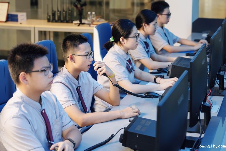 揭秘深圳“最硬核”初中科创班！不刷题！学生玩卫星通联、搞AI发明……